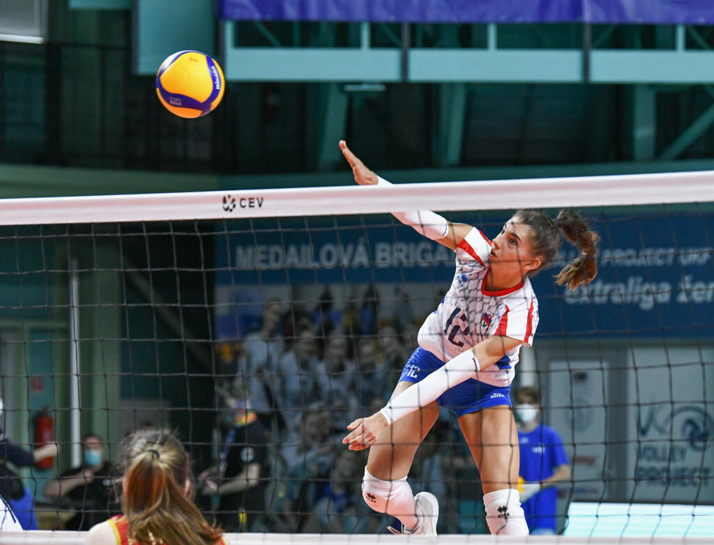 Na snímke Nikola Radošová (Slovensko) smečuje v zápase 2. turnaja kvalifikácie o postup na ME 2021 žien vo volejbale Slovensko - Čierna Hora 13. mája 2021 v Nitre.