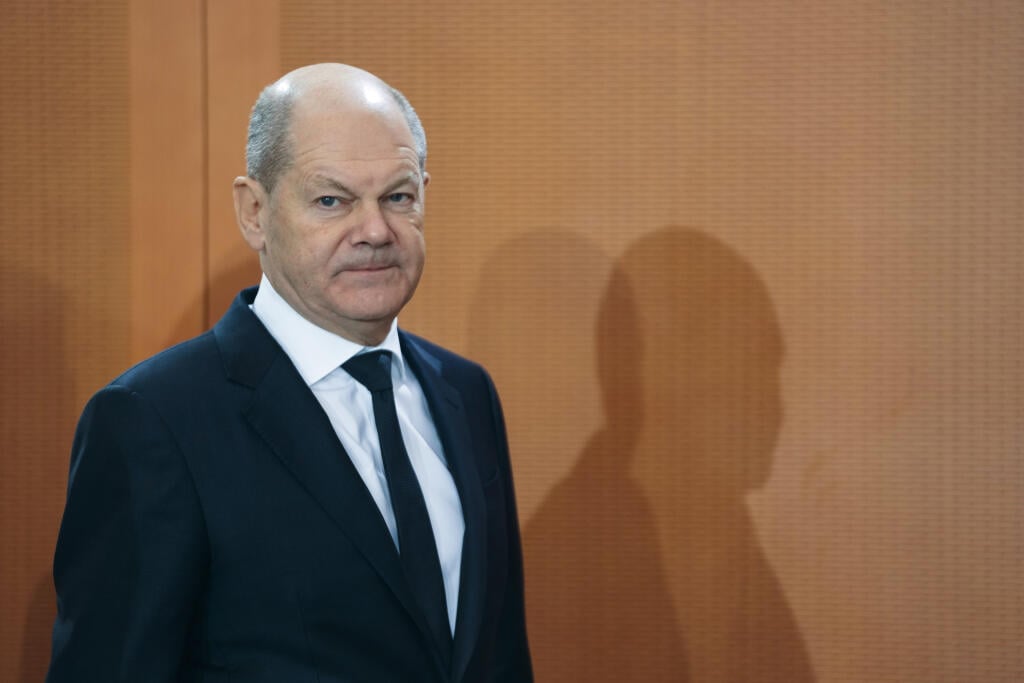 JB 22 Berlín - Nemecký kancelár Olaf Scholz počas príchodu na pravidelné zasadnutie vládneho kabinetu v Berlíne 4. decembra 2024. FOTO TASR/AP 

German Chancellor Olaf Scholz arrives for the cabinet meeting at the chancellery in Berlin, Germany, Wednesday, Dec. 4, 2024. (AP Photo/Markus Schreiber)