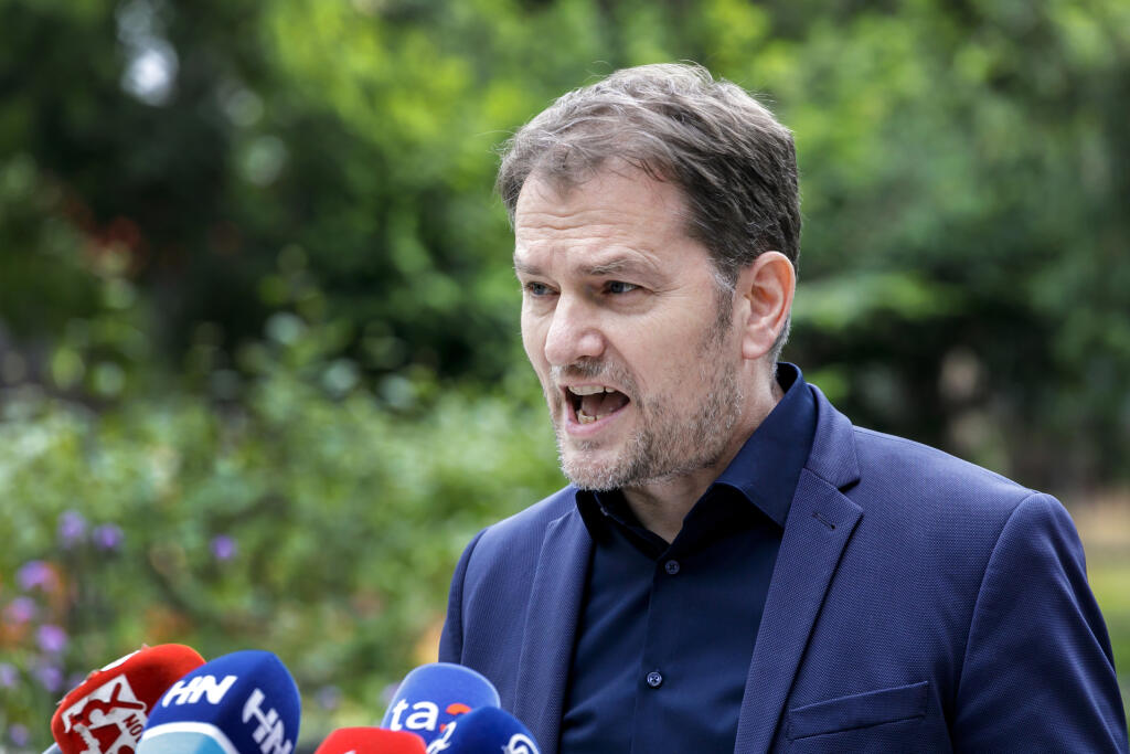 Na snímke podpredseda vlády SR a minister financií SR Igor Matovič (OĽaNO) počas krátkeho vyjadrenia pre médiá v Bratislave v utorok 7. júna 2022. Matovič reagoval na rozhodnutie prezidentsky SR Zuzany Čaputovej, ktorá  vrátila parlamentu na opätovné prerokovanie tzv. protiinflačný balík. Vetuje ho v častiach, týkajúcich sa opatrení, ktoré by mali byť účinné od januára 2023. Nespĺňajú podľa nej dôvody na skrátené legislatívne konanie. V prípade prelomenia veta sa obráti na Ústavný súd (ÚS) SR. F