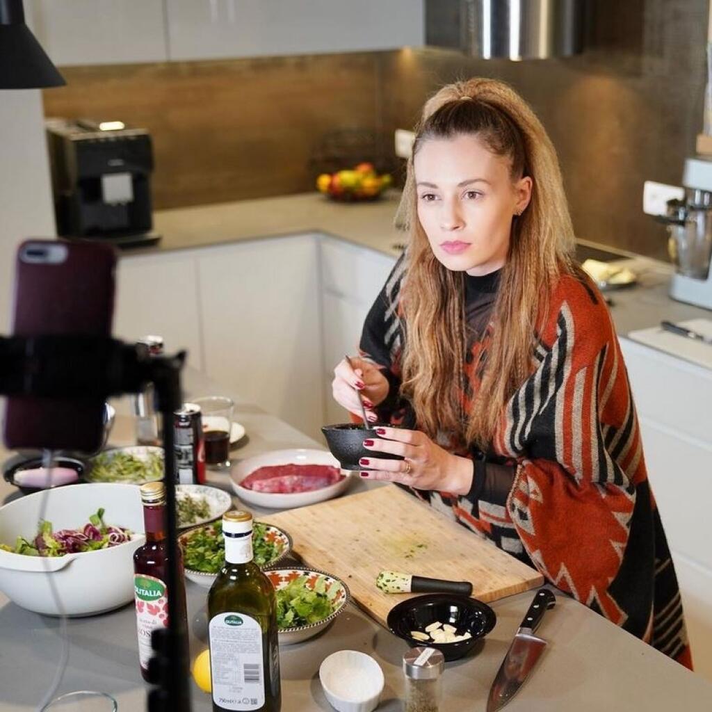 Známa speváčka Mária Čírová sa za sporákom rozhodne nestratí. Varenie a pečenie si naplno užíva v svojej modernej kuchyni.