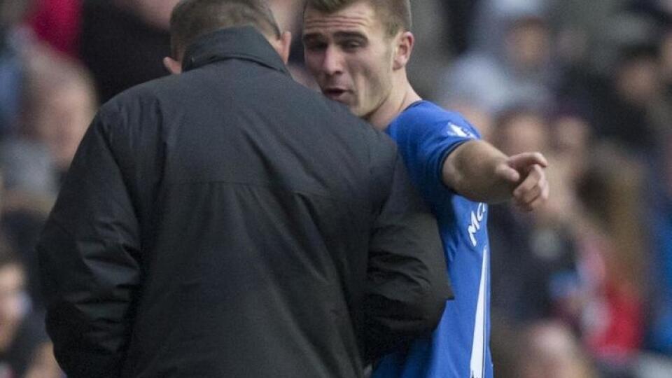 Callum McManaman odchádza v dueli Wigan - Newcastle (2:1) z trávnika po tom, ako ho v 58. minúte vystriedal McArthur.
