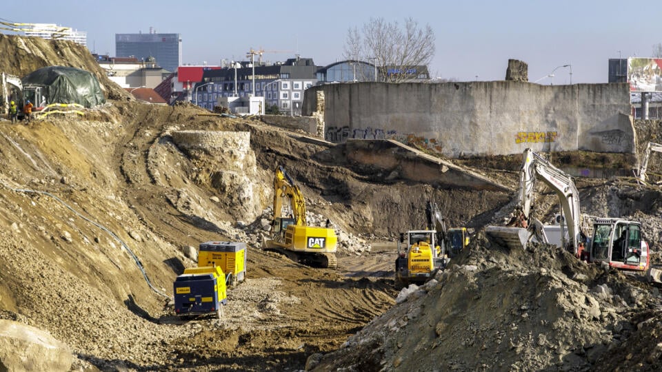 Na snímke stavenisko v bratislavskom Podhradí, kde sa uskutočňuje výstavba developerského projektu Vydrica. V Bratislave 4. februára 2021. FOTO TASR - Dano Veselský