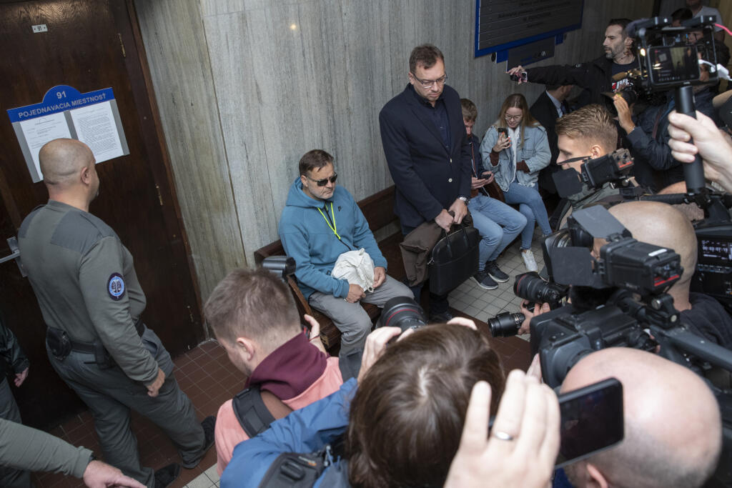Dušan Dědeček, ktorých spôsobil dopravnou nehodou na Zochovej ulici v Bratislave smrť 5 ľudí sa opätovne postavil pred sú, ktorý rozhoduje o jeho vzatí do väzby. Na snímke s advokátom Jiřím Kučerom.