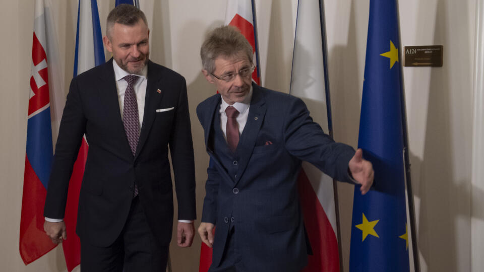 Na snímke predseda Národnej rady (NR) SR Peter Pellegrini (vľavo) a predseda Senátu Parlamentu ČR Miloš Vystrčil pózujú počas stretnutia v Prahe vo štvrtok 30. novembra 2023.