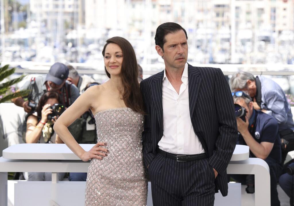 JB 60 Cannes - Herci Marion Cotillardová (vľavo) a Melvil Poupaud pózujú fotografom počas fototermínu k filmu ''Brother and Sister' na 75. ročníku Medzinárodného filmového festivalu v Cannes 21. mája 2022. FOTO TASR/AP