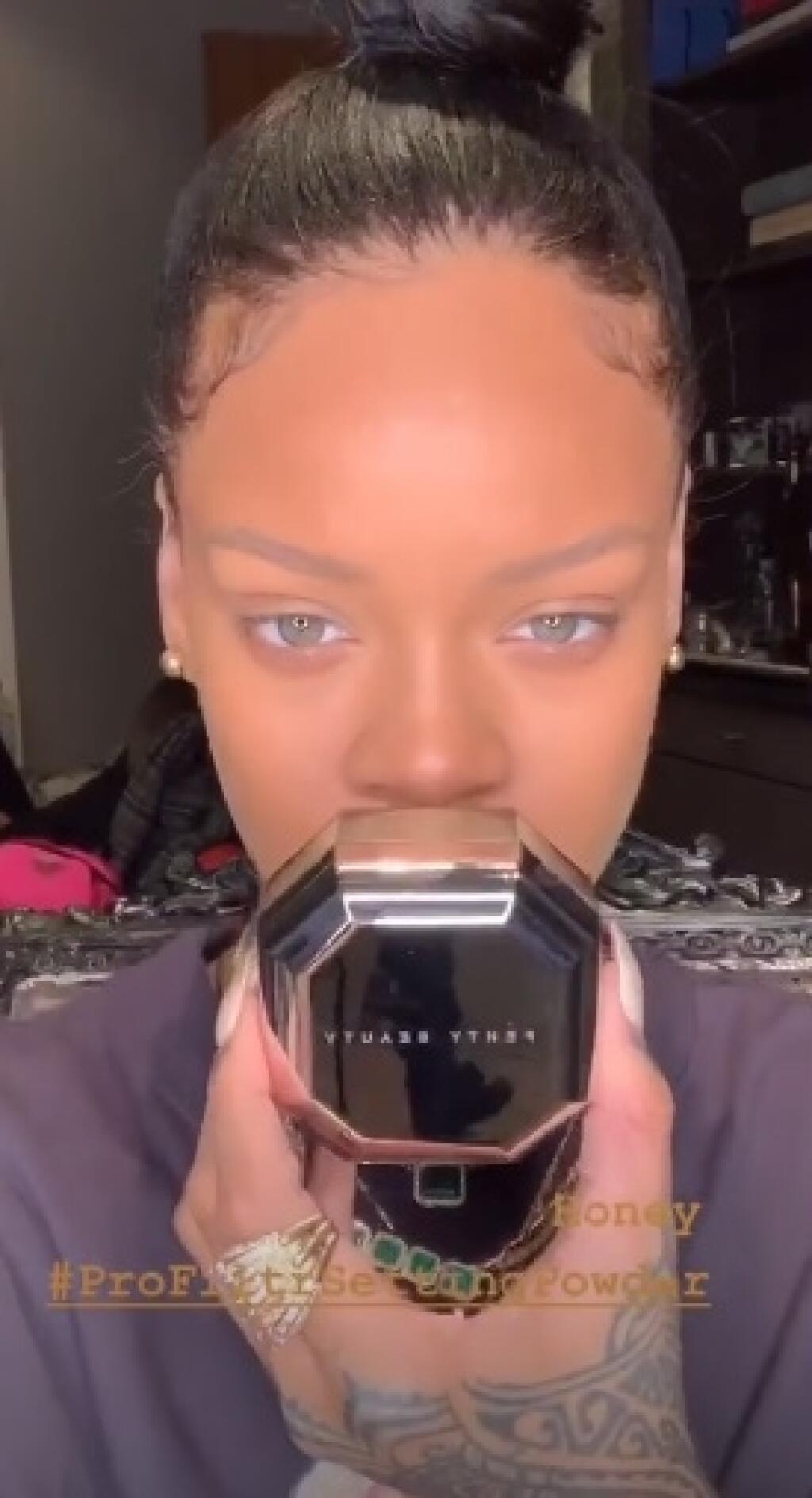 Pleť treba poriadne zafixovať. Po tom, ako má Rihanna nanesený mejkap, siaha po transparentom púdri, ktorý nanáša na čelo a oblasť, kde sa nám tvoria vrásky.
