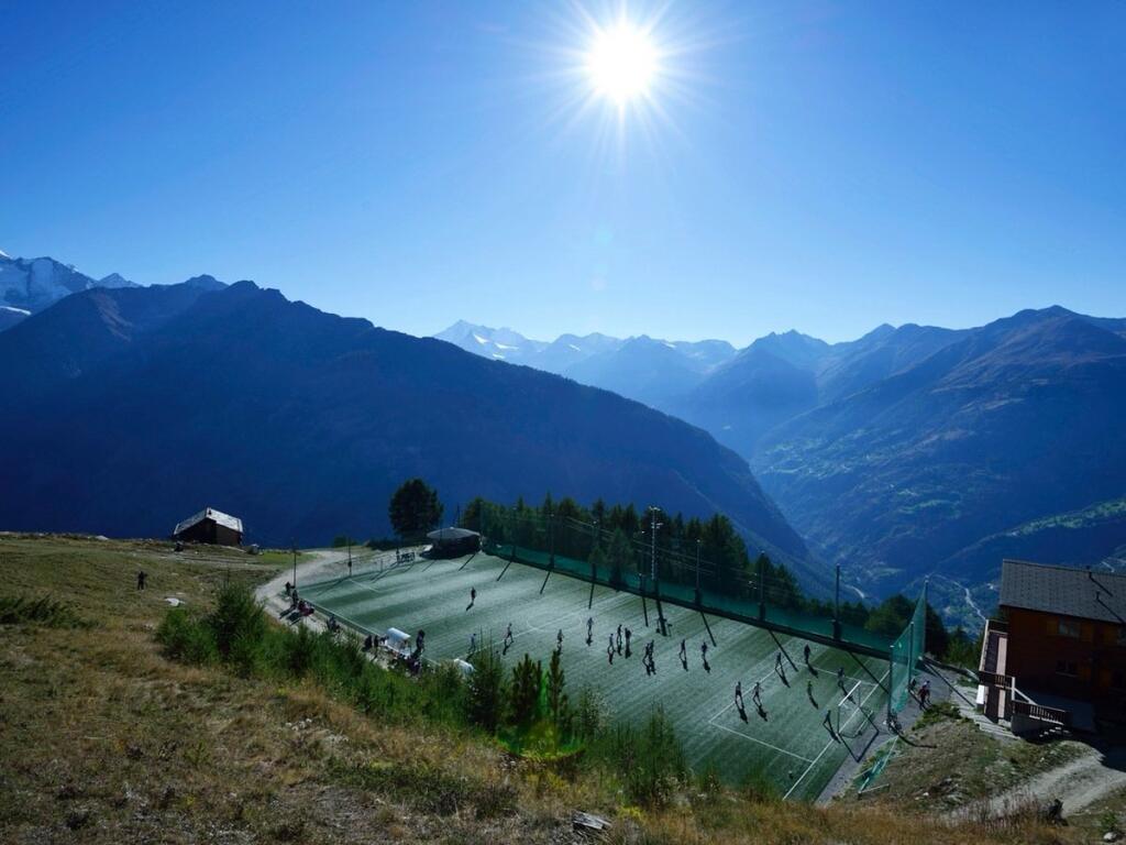 Najvyššie položeným futbalovým ihriskom v Európe sa pýši Švajčiarsko