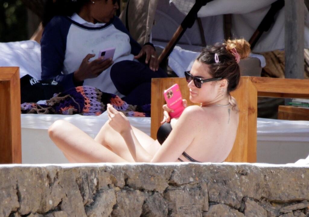 Francesca si s dvojmesačnou dcérkou vyšla na Ibizu a, ako inak, paparazzi fotografov mala v pätách.