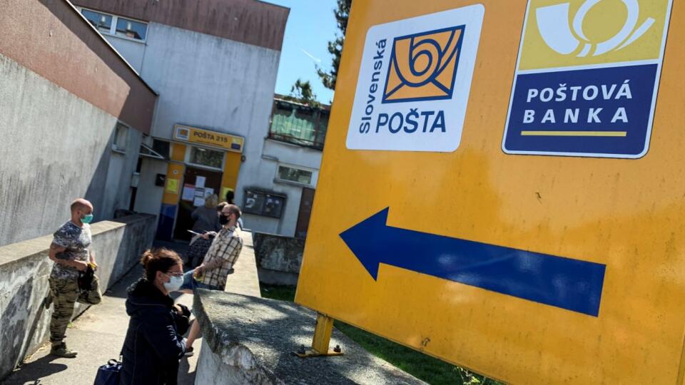 ľudia pred pobočkou Slovenskej pošty