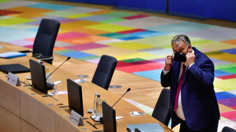 Na archívnej snímke z 2. októbra 2020 maďarský premiér Viktor Orbánsi dáva dole ochranné rúško počas príchodu na ozasadnutie okrúhleho stola v rámci summitu EÚ v Bruseli.