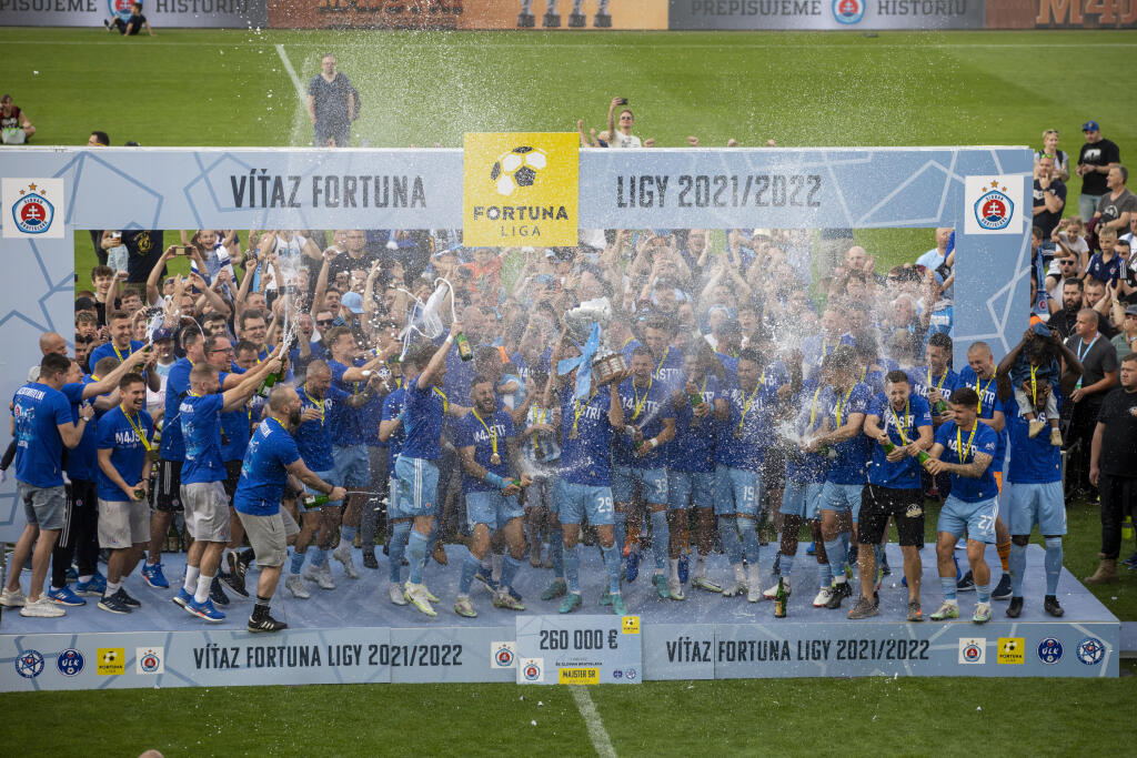 Na snímke futbalisti Slovana Bratislava , ktorý oslavujú zisk 4. titulu Fortuna ligy za sebou.
