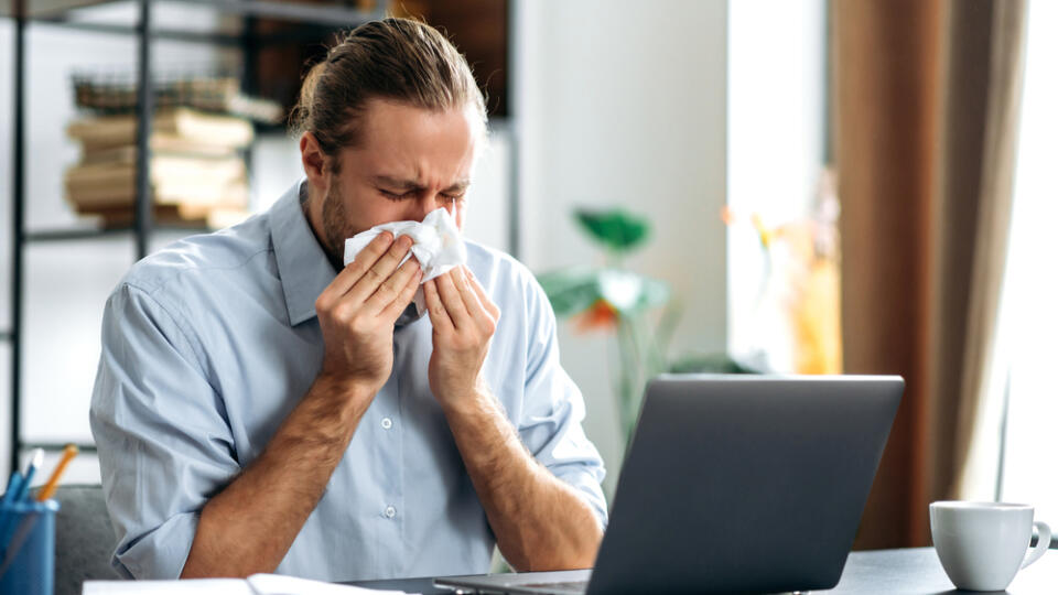 Podľa štúdie s infekciou nedbá ísť do práce vyše 70% ľudí.