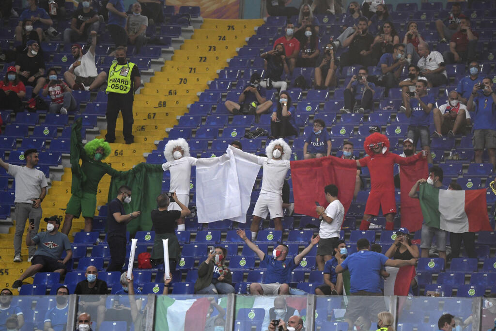 JB 46 Rím - Talianski fanúšikovia reagujú počas slávnostného otvorenia futbalových majstrovstiev Európy na Olympijskom štadióne v Ríme 11. júna 2021 pred zápasom A-skupiny Turecko - Taliansko na EURO 2020. FOTO TASR/AP
Officials attend the start of the Euro 2020 soccer championship group A match between Italy and Turkey at the Olympic stadium in Rome, Friday, June 11, 2021. (Alberto Lingria/Pool Photo via AP)