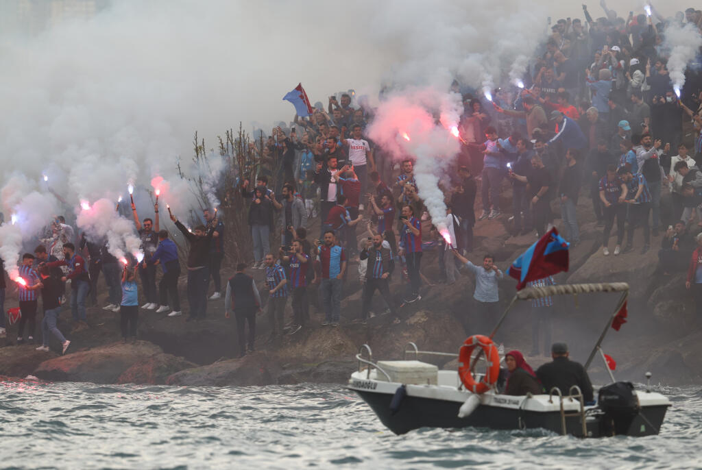 Fanúšikovia a hráči Trabzonsporu si užili triumfálnu jazdu na mori.