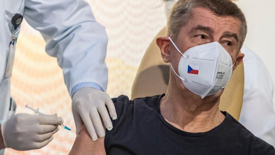V Česku ako prvého zaočkovali prezidenta Andreja Babiša a vojnovú veteránku.
