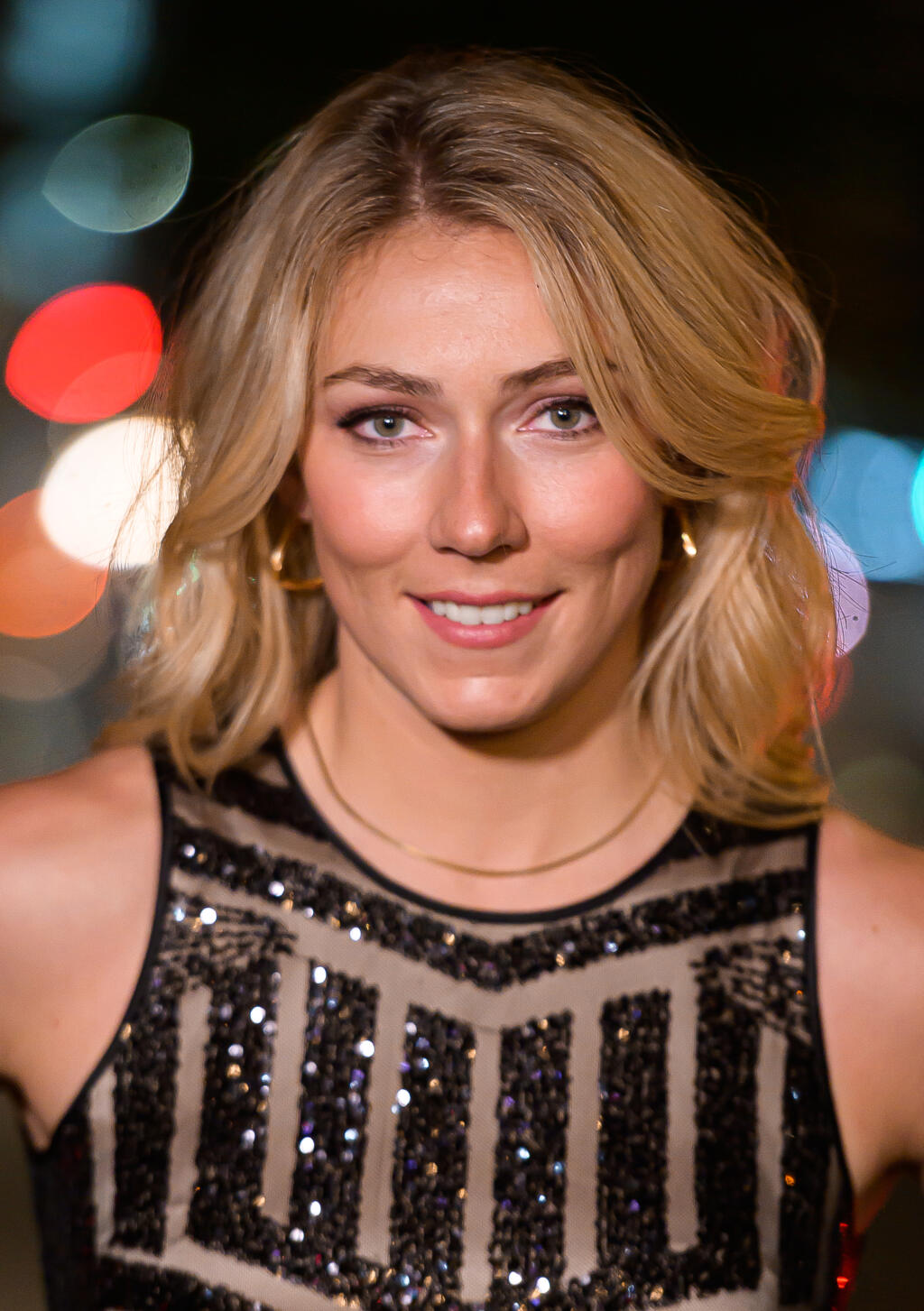 Zo svahu si Shiffrinová pred ďalšími pretekmi odskočila na podujatie Gold Medal Gala v New Yorku, kde zažiarila v obtiahnutých šatách.
