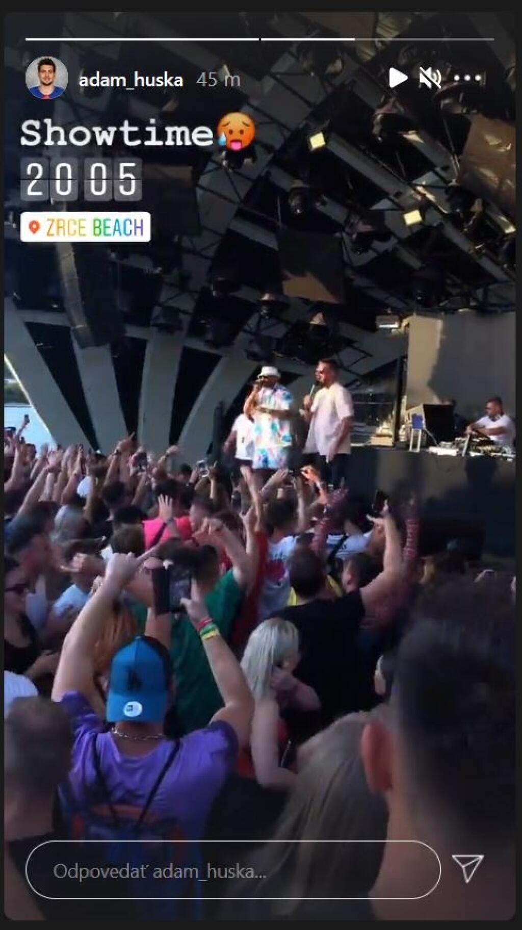 Slovenskí hokejisti si vychutnávali koncert Kontrafaktu aj Separa. Takto zdokumentoval šou Rytmusa s Egom reprezentačný brankár Adam Húska.