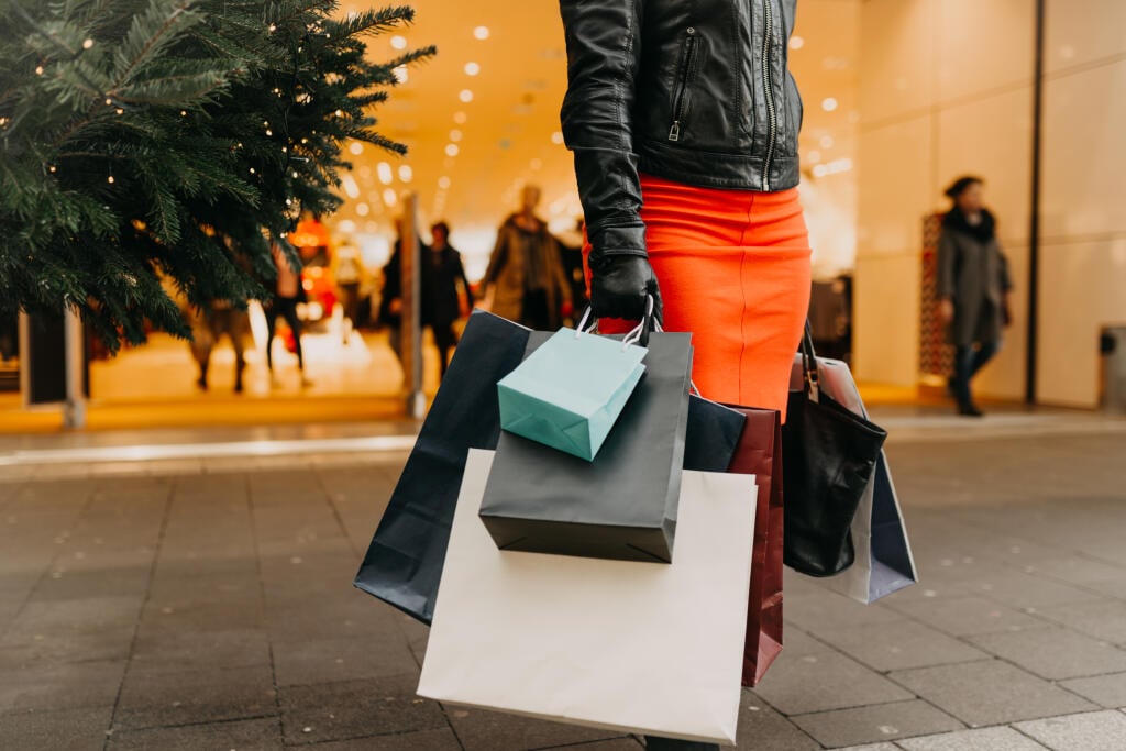 Christmas,Shopping.,Beautiful,Happy,Girl,With,Shopping,Bags.,Shopping,Center.