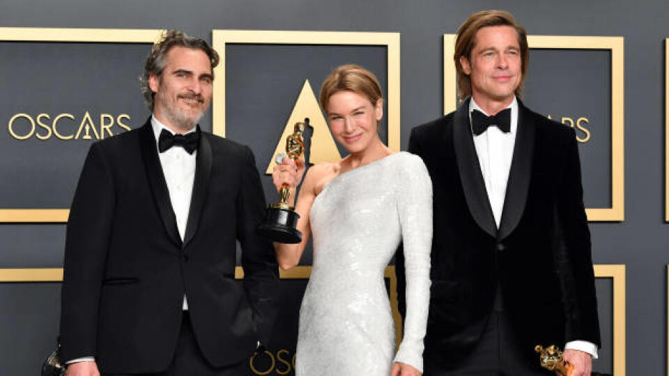 Vítazi Oscarov 2020, zľava: Joaquin Phoenix (NAJ herec v hlavnej úlohe), Renee Zellweger (NAJ herečka v hlavnej úlohe) a Brad Pitt (NAJ herec vo vedľajšej úlohe).