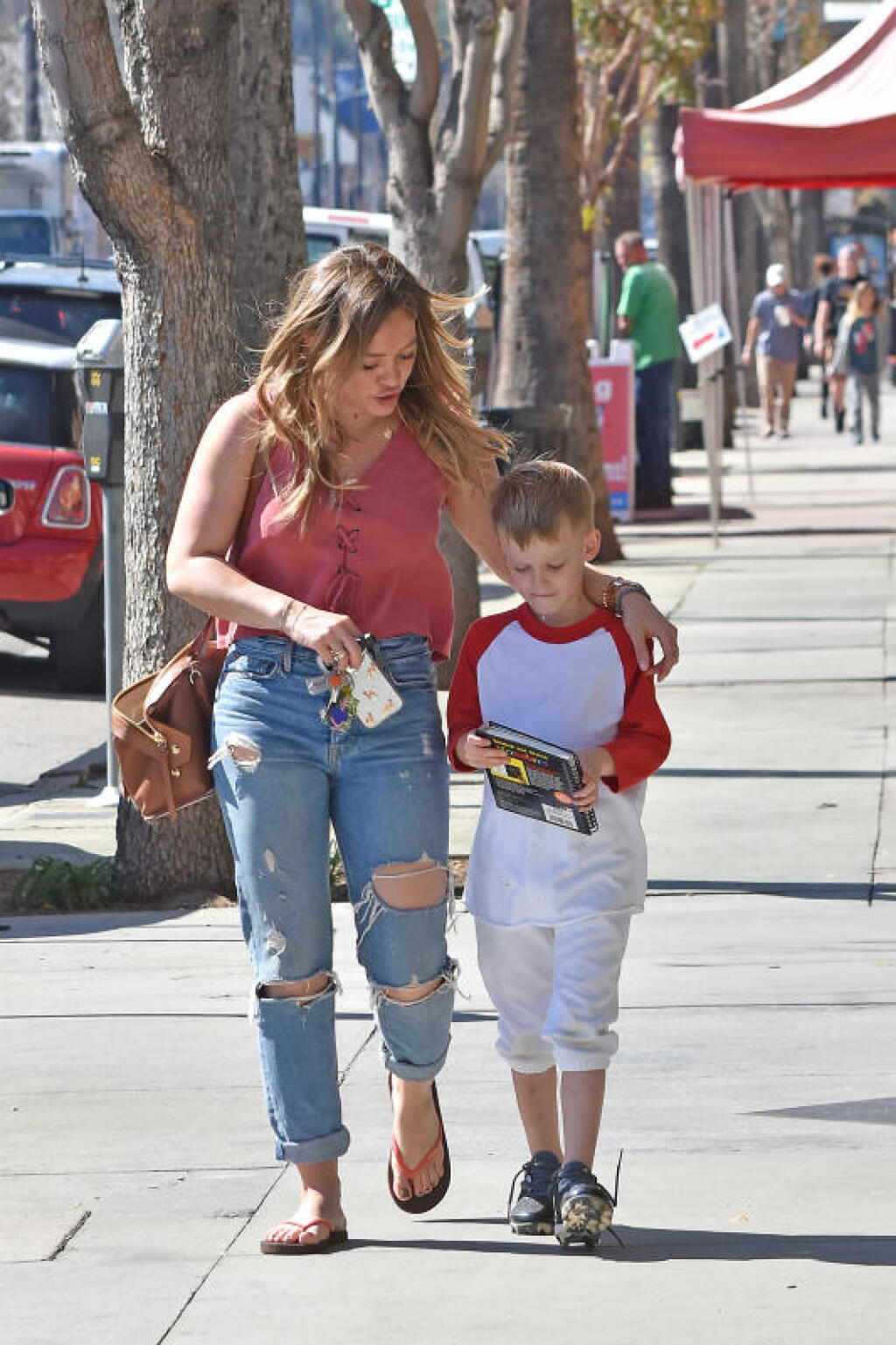 Hillary Duff so synom Lucom.