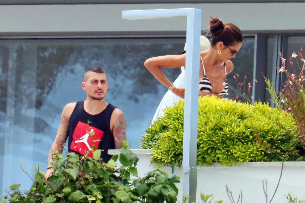 Izabel asi slabo zatiahla šnúrky. Druhý raz to robila už pozornejšie.