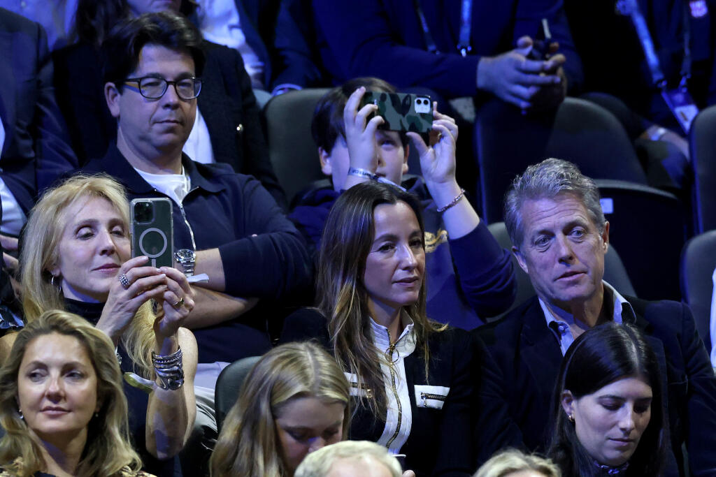 Herec Hugh Grant (vpravo) je veľkým fanúšikom Federera už niekoľko rokov.