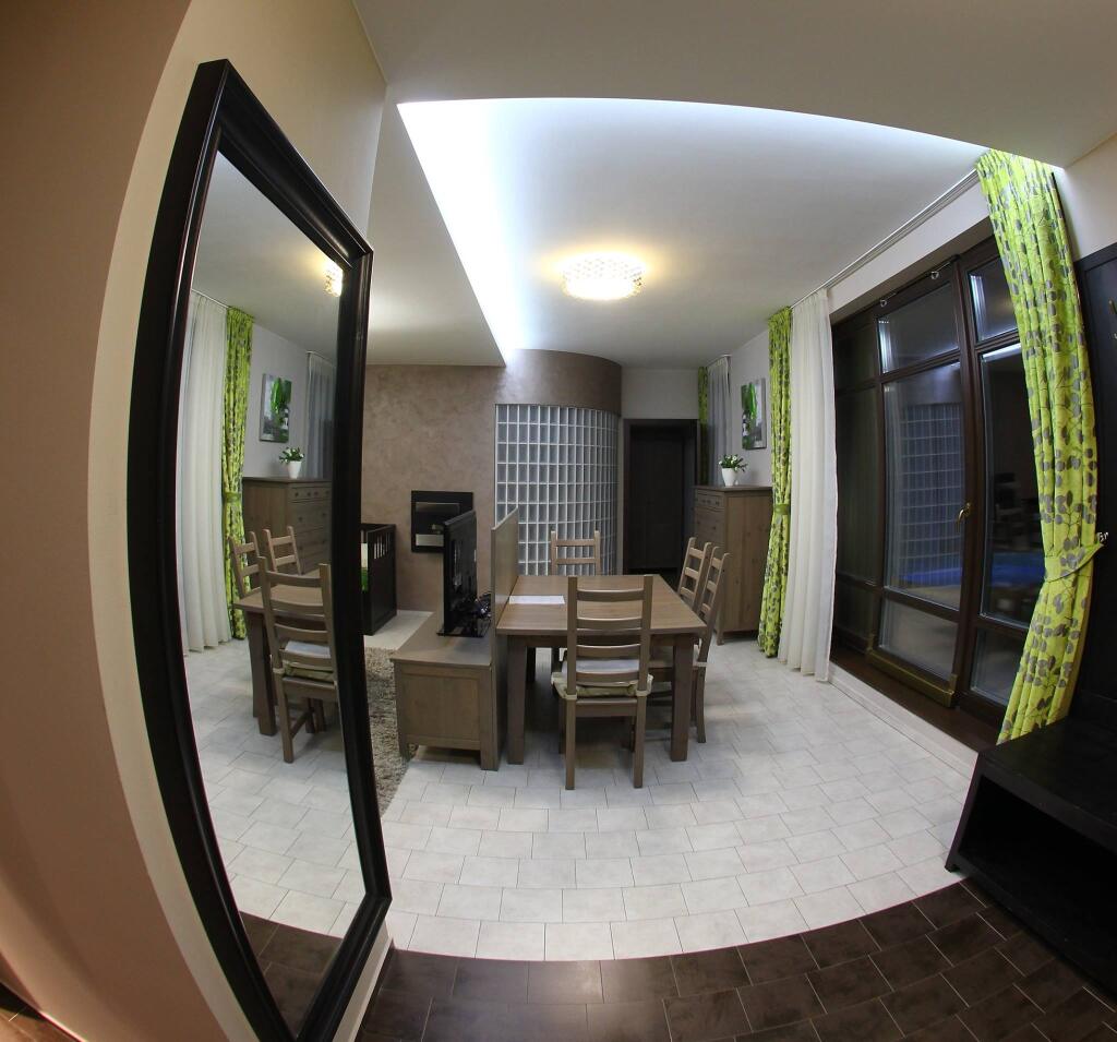 Ponúka hosťom moderné ubytovanie, pričom všetky apartmány sú ladené do béžových tónov a sú zariadené nábytkom z tmavého dreva. Majú priestrannú obývaciu izbu so satelitnou TV, kuchynku s jedálenským kútom a kúpeľňu so sprchovacím kútom.