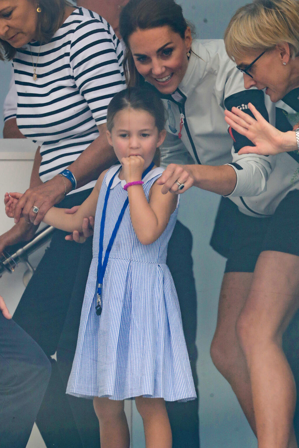 V Británii sa uskutočnili kráľovské charitatívne preteky plachetníc, ktorých sa zúčastnili aj vojvodkyňa Kate s manželom, princom Williamom. Rodičov prišli podporiť aj ich dve rozkošné deti, princ George a princezná Charlotte.