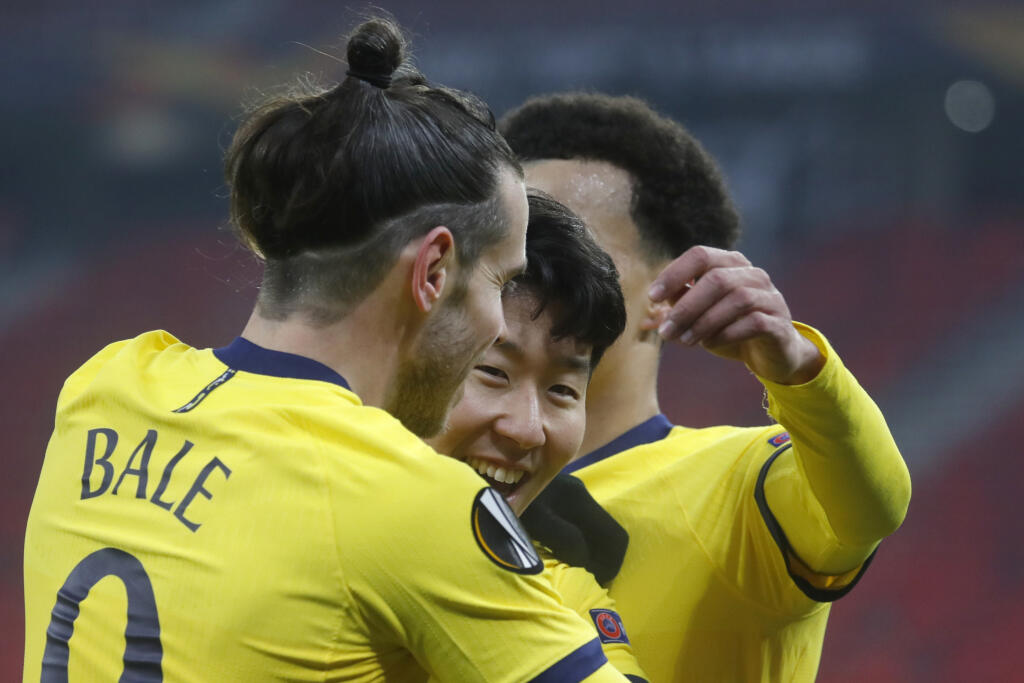 JB 32 Budapešť - Hráč Tottenhamu Son Heung-min (uprostred) oslavuje so spoluhráčom Garethom Baleom úvodný gól do bránky Wolfsbergeru v zápase osemfinále Európskej ligy Wolfsberger AC - Tottenham Hotspur v Budapešti 18. februára 2021. FOTO TASR/AP
Tottenham's Son Heung-min, center, celebrates after scoring his side's first goal with Gareth Bale during the Europa League round of 32, first leg, soccer match between Wolfsberger AC and Tottenham Hotspur at the Puskas Arena stadium in Budapest, Hunga
