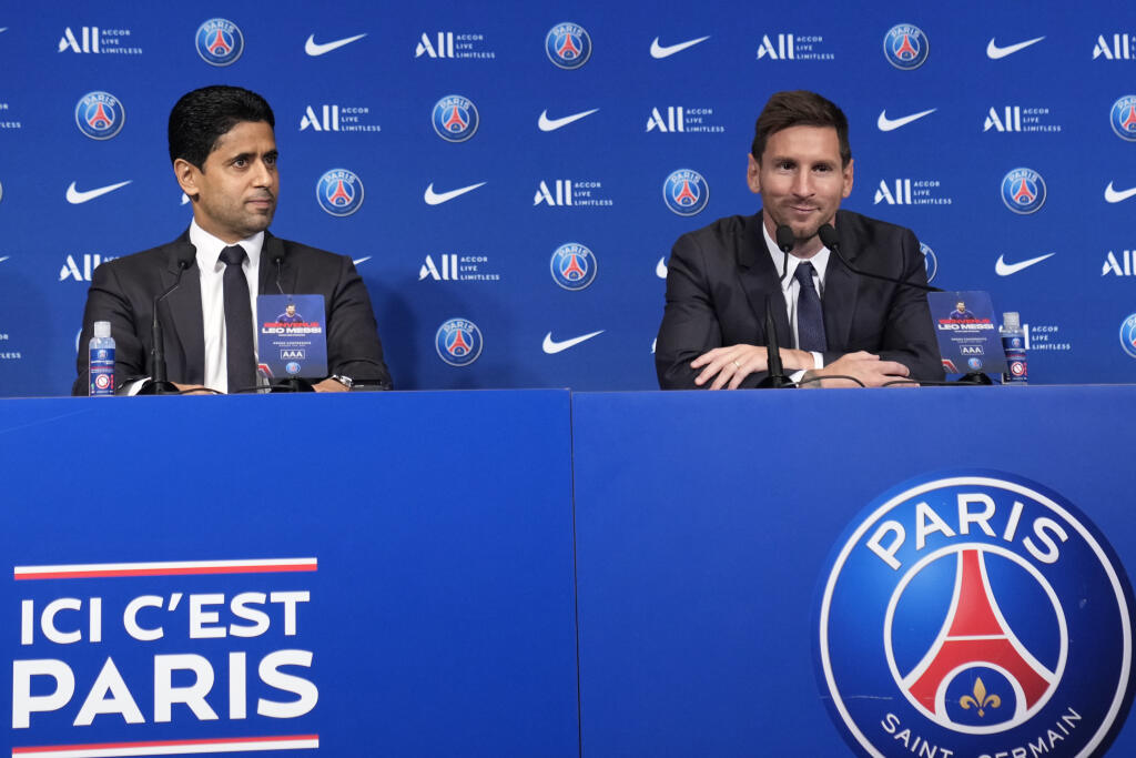 JB 32 Paríž - Argentínsky futbalista Lionel Messi (vpravo) a prezident PSG Nasser Al-Al-Khelaifi počas tlačovej konferencie na štadióne Parc des Princes v Paríži 11. augusta 2021. Messi si podľa vlastných slov užíva prítomnosť v tíme Paríž St. Germain od prvých minút. Francúzsky vicemajster predstavil svoju novú hviezdnu posilu v stredu na tlačovej konferencii. Tridsaťštyriročný argentínsky útočník opustil po 21 rokoch FC Barcelona. V metropole Francúzska podpísal zmluvu na 2 roky s opciou na ď