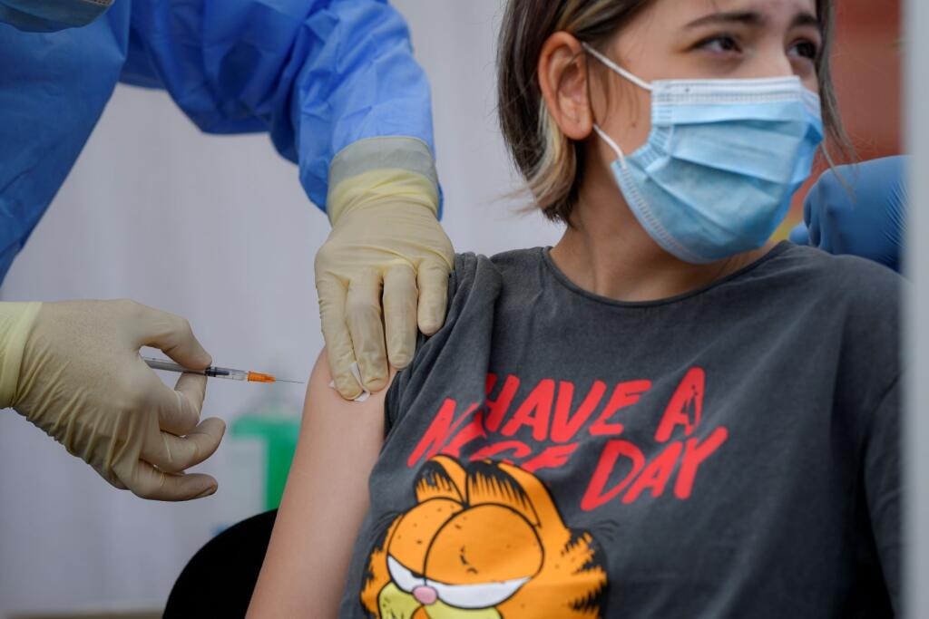 Alexandra Maiorescuová počas očkovania vakcínou od konkorzia Pfizer/BioNtech proti ochoreniu Covid-19, v Bukurešti 2. júna 2021. V Rumunsku odštartovala v stredu očkovacia kampaň proti chorobe COVID-19 pre deti od 12 do 15 rokov. FOTO TASR/AP