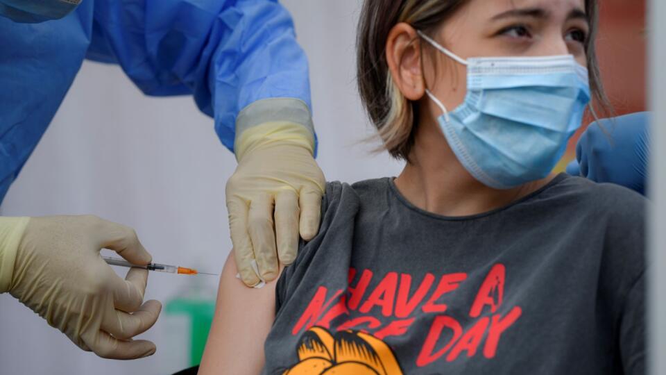 Alexandra Maiorescuová počas očkovania vakcínou od konkorzia Pfizer/BioNtech proti ochoreniu Covid-19, v Bukurešti 2. júna 2021. V Rumunsku odštartovala v stredu očkovacia kampaň proti chorobe COVID-19 pre deti od 12 do 15 rokov. FOTO TASR/AP