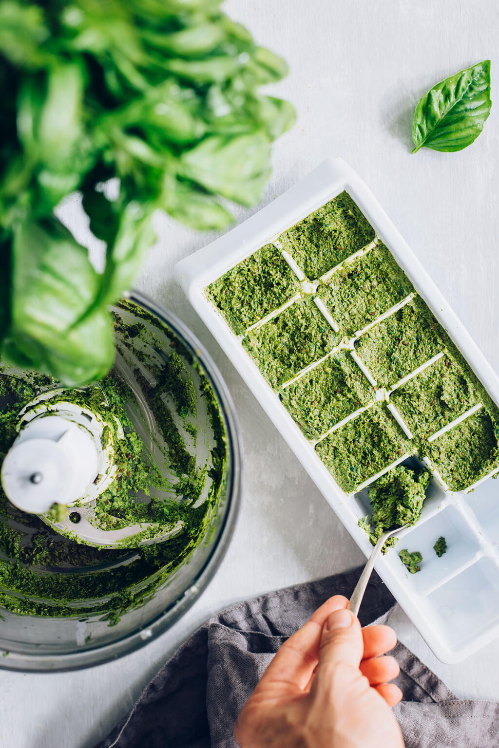 Pesto kocky. Hodí sa do každého ročného obdobia a jedla. Zmrazte pesto s trochou olivového oleja. Takéto ľadové pesto kocky môžete ľahko hodiť na panvicu spolu s kuracím mäsom, rybami alebo zeleninou. Dodajú jedlu ohromnú chuť.