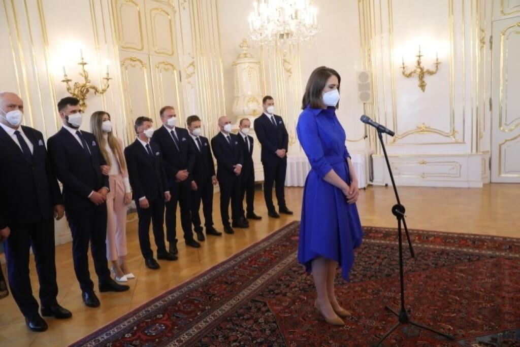 Lyžiarka Petra Vlhová a ej tím na prijatí u prezidentky SR Zuzany Čaputovej.