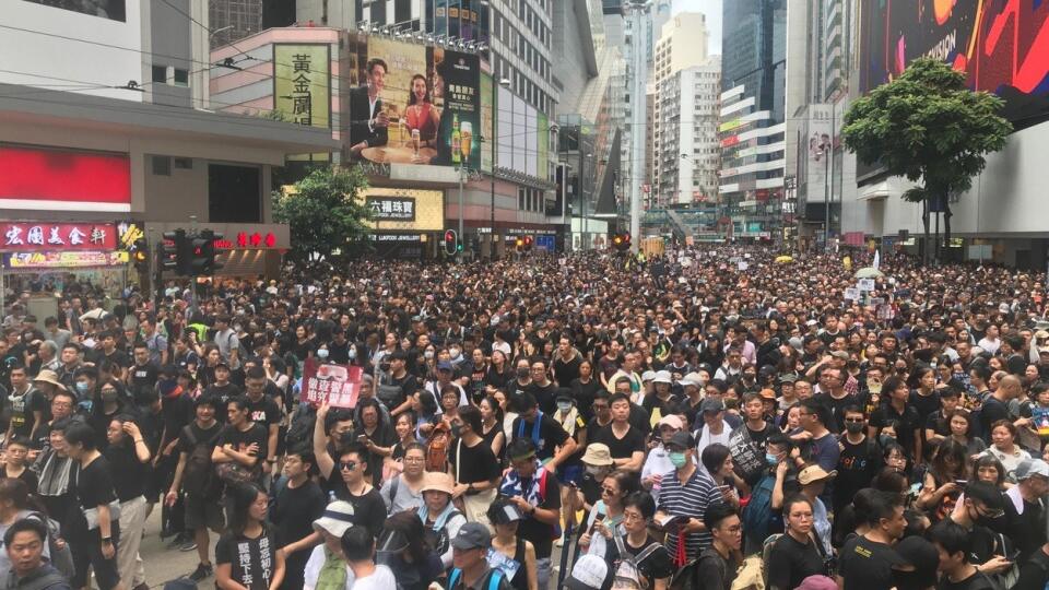 Nedeľné protesty v Hongkongu prilákali takmer dva milióny ľudí.