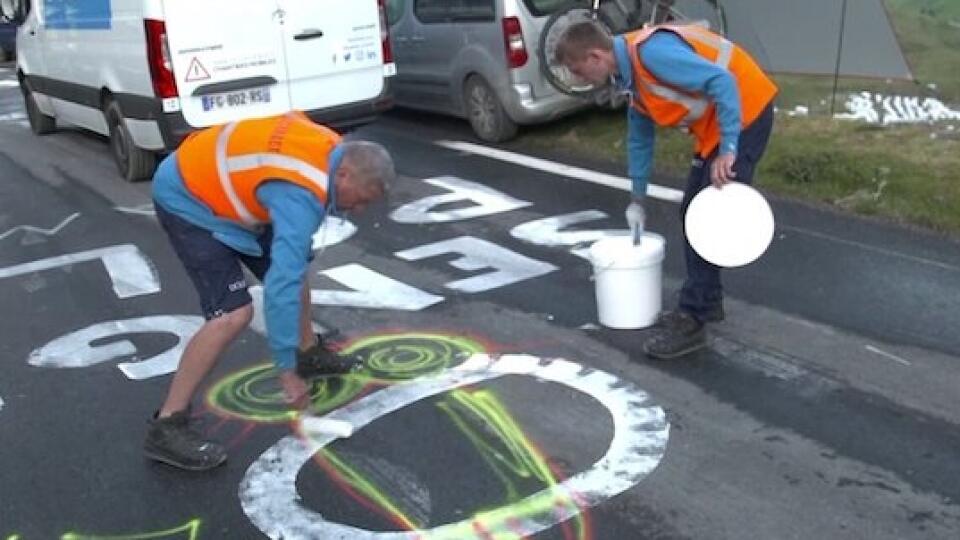 Nenápadní hrdinovia. Nemiestne maľby a odkazy pretvárajú na nevinné.