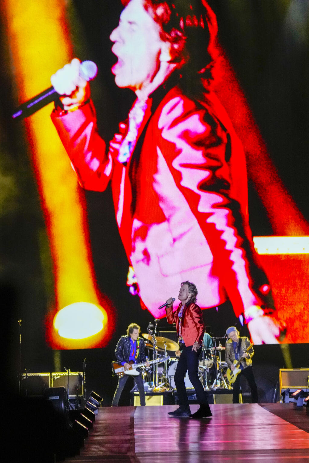 WA 16 Madrid - Spevák britskej rockovej skupiny The Rolling Stones Mick Jagger (uprostred), gitarista Ronnie Wood (vľavo) a gitarista Keith Richards vystupujú počas koncertu v Madride v stredu 1. júna 2022. The Rolling Stones odštartovali v stredu v španielskej metropole európske turné k 60. výročiu svojho vzniku. Séria koncertov s názvom Sixty bude zahŕňať 14 vystúpení v desiatich krajinách. Ide o prvé turné tejto londýnskej formácie od smrti jej dlhoročného bubeníka Charlieho Wattsa, ktorý zom