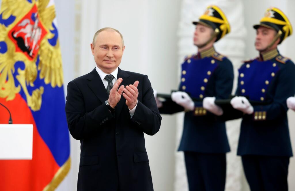 Ruský prezident Vladimir Putin počas odovzdávania štátnych vyznamenaní pri príležitosti Dňa Ruska 12. júna 2022 v Moskve.