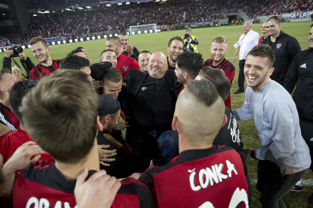 Vladimír Poór - Po 25 rokoch vo vedení Spartaka Trnava mu už došla trpezlivosť. Bývalý majiteľ aktuálneho slovenského majstra si povedal dosť a rozhodol sa zo svojho milovaného klubu odísť. Môžu za to spory s vedením mesta a aktuálnym primátorom Petrom Bročkom, ale aj konflikty s fanúšikmi, ktorí v mnohých prípadoch nevedeli prísť Poórovi na meno a nepáčilo sa im, ako spravuje klub. „Áno, môžem potvrdiť, že v decembri v klube definitívne končím. Už nikdy nevstúpim na štadión Spartaka. Rozhodol som sa tak preto, lebo už viac nechcem a nemôžem bojovať s ľuďmi, ktorých nazývam „facebookoví fašisti“ a ktorí nedokážu nič iné, iba škodiť trnavskému futbalu!" povedal sklamaný mecenáš po svojom rozhodnutí. Okrem neho sa rozhodli po jesennej časti skončiť aj generálny manažér Pavel Hoftych a takisto tréner Radoslav Látal, ktorý dotiahol klub až do európskych pohárových súťaží. Spartak si na jeseň zahral v skupinovej fáze Európskej ligy. Vladimír Poór by mal v najbližšom období zamieriť a finančne vstúpiť do pražského Bohemiansu.