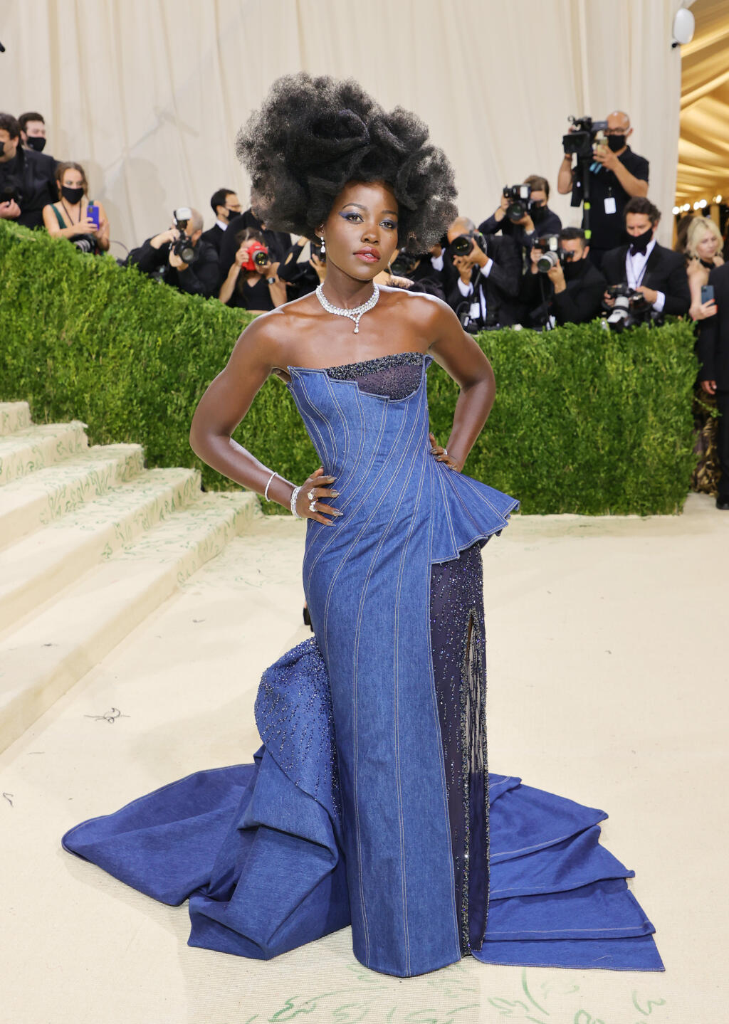Lupita Nyong'o v kreácii Versace.