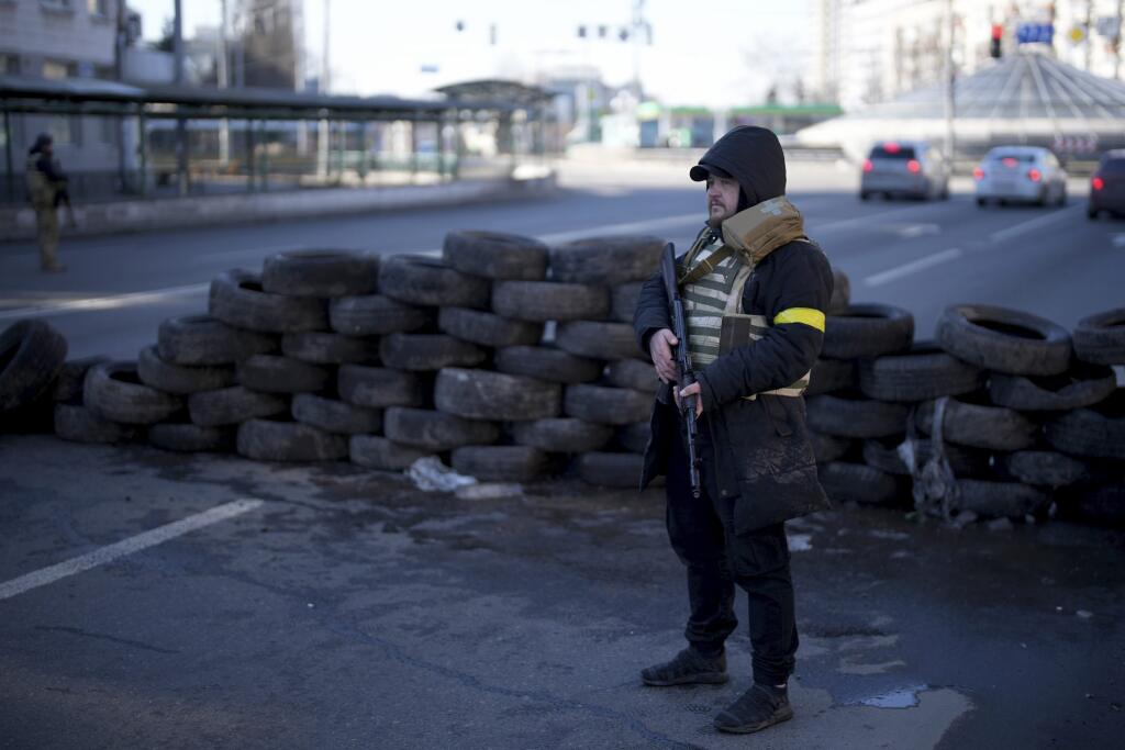 KK42 Kyjev - Civilista hliadkuje na kontrolnom stanovišti 26. februára 2022 v Kyjeve.  Rusko vo štvrtok v skorých ranných hodinách začalo pozemnú, vzdušnú a námornú inváziu na Ukrajinu, ktorá je najväčším útokom na európsky štát od druhej svetovej vojny. FOTO TASR/AP

Civil defense personnel man a checkpoint in Kyiv, Ukraine, Saturday, Feb. 26, 2022. (AP Photo/Emilio Morenatti)