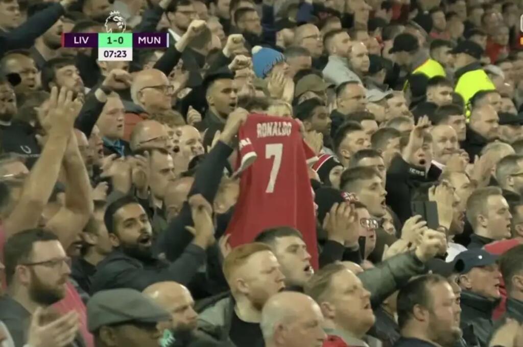 Portugalčan ocenil aj gesto fanúšikov Liverpoolu, úhlavného rivala Manchestru United. Počas vzájomného zápasu v 7. minúte tlieskali v stoji a spievali klubovú hymnu „You‘ll never walk alone“, teda v preklade „Nikdy nebudeš kráčať sám“, čím podporili Ronalda v neľahkej chvíli. „Jeden svet, jeden šport, jedna globálna rodina. Ďakujem, Anfield. Ja a moja rodina nikdy nezabudneme na tento moment rešpektu a súcitu,“ odkázal do Liverpoolu Portugalčan.
