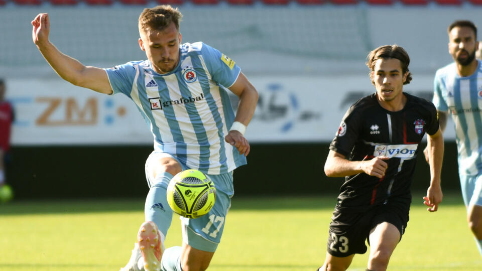 Na snímke zľava kazašský obranca Jurij Medveděv (Slovan) a Martin Kovaľ (ViOn)  v odvete semifinále Slovnaft Cup vo futbale FC ViOn Zlaté Moravce-Vráble - ŠK Slovan Bratislava v Zlatých Moravciach 23. júna 2020. FOTO TASR - Henrich Mišovič