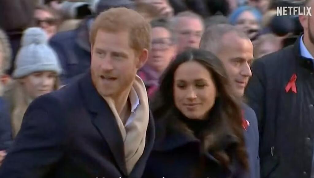 V minútovom videu opäť zaznievajú z úst Harryho a Meghan narážky na kráľovskú rodinu a kráľovský život označujú ako