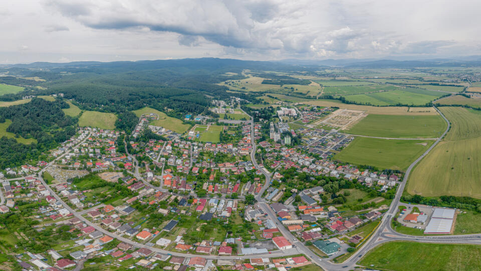 Hoci leží Kováčová v blízkosti okresného mesta a diaľnice, udržiava si pokojný kúpeľný kolorit.