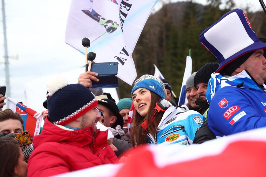 Spontánna Petra Vlhová preskočila zábrany a radovala sa so slovenskými fanúšikmi.