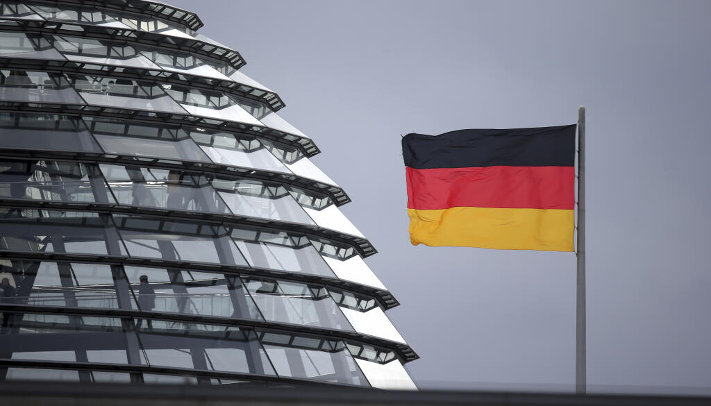 EBE 17 Berlín - Na snímke nemecká vlajka vedľa budovy Ríšskeho snemu, sídla nemeckého parlamentu v Berlíne v stredu 12. februára 2020. FOTO TASR/AP
A flag of Germany waves next to the dome of the Reichstag building where the German federal parliament Bundestag meets, in Berlin, Germany, Wednesday, Feb. 12, 2020. (AP Photo/Michael Sohn)