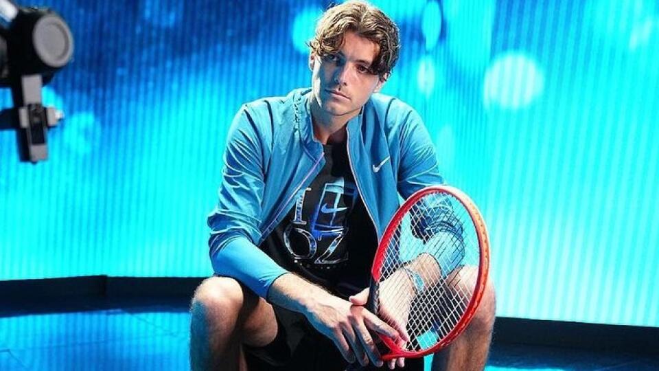 Tenista Taylor Fritz má hlavu v smútku. Kresba na kameru mu naozaj nevyšla.