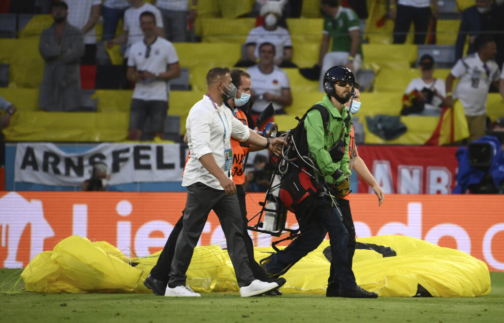 KK54 Mníchov - Aktivista ekologickej organizácie Greenpeace s motorovým padákovým klzákom doletel na štadión pred zápasom základnej F-skupiny Francúzsko - Nemecko na ME vo futbale 15. júna 2021 v Mníchove. FOTO TASR/AP
Paraglider walks on the pitch prior the start of the Euro 2020 soccer championship group F match between Germany and France at the Allianz Arena stadium in Munich, Tuesday, June 15, 2021. (Franck Fife/Pool via AP)