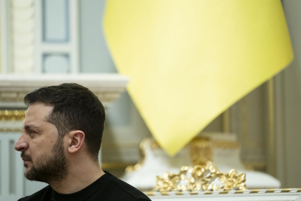 WA 11 Kyjev - Ukrajinský prezident Volodymyr Zelenskyj počúva amerického prezidenta Joea Bidena počas tlačovej konferencie v Kyjeve v pondelok 20. februára 2023. FOTO TASR/AP



Ukrainian President Volodymyr Zelenskyy listens as President Joe Biden speaks during a meeting at Mariinsky Palace during a surprise visit, Monday, Feb. 20, 2023, in Kyiv. (AP Photo/Evan Vucci, Pool)